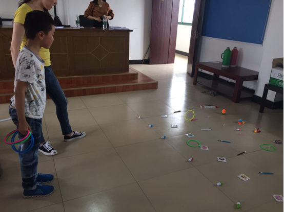 图为小朋友积极参与环保小圈套游戏
